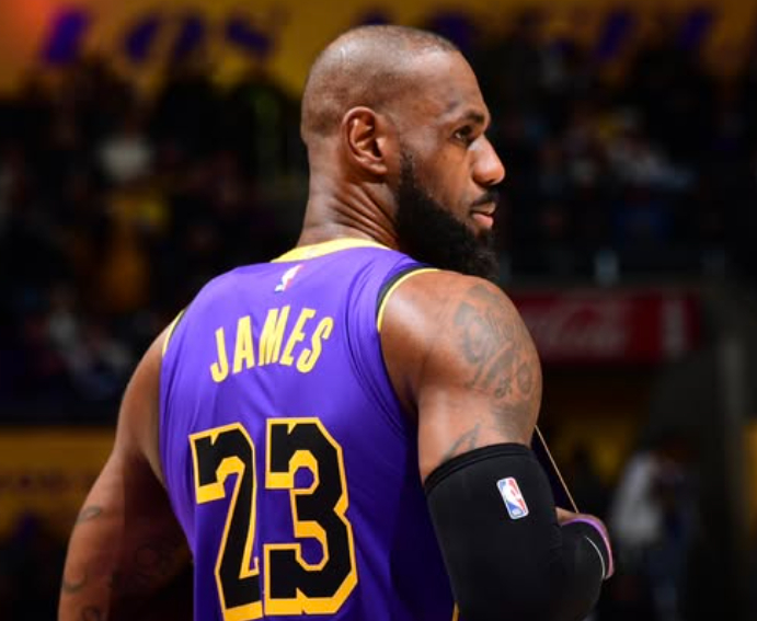 詹姆斯完美转型无球大师 湖人三巨头化学反应渐入佳境